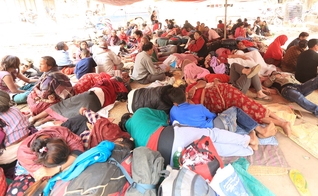 Após a grande destruição causada pelo terremoto, famílias estão vivendo juntas, sob tendas armadas nas ruas de Katmandu.