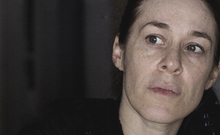 Einat Falbel interpretando Solange, em cenas do filme Metanoia.
