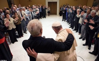 Papa Francisco abraça o pastor Giovanni Traettino, durante o encontro no Vaticano. (Foto: Rádio Vaticano)