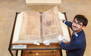 O Codex Giga, conhecido como "Bíblia do Diabo", é o maior manuscrito medieval do mundo, com 74 kg e quase 1 metro de comprimento. 
