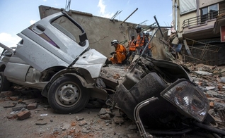 Militares das Forças do Nepal analisam destroços de prédio no centro de Katmandu