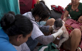 Maya Tamang deu à luz uma menina do lado de fora de um Hospital, poucas horas depois do novo tremor no Nepal. (Athit Perawongmetha/ Reuters)
