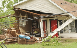 Casa assolada por uma série de tornados que atingiu os Estados das Grandes Planícies nesta segunda-feira (11).
