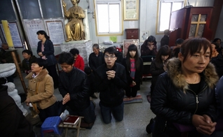 Cristãos se reúnem durante final de semana, em uma igreja subterrânea, na região de Tianjin (China).