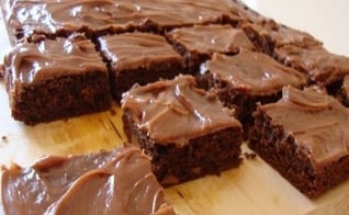 Brownies de chocolate com cobertura