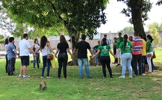 Grupo faz oração em frente a escola de Manaus onde é realizada prova da OAB. ( Suelen Gonçalves/G1AM)