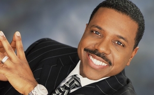 O famoso pastor americano Creflo Dollar iniciou uma campanha de arrecadação para comprar um jatinho para o ministério.