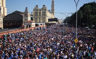 No total, 12 trios elétricos conduziram um público de 2 milhões, de acordo com estimativas da organização do evento.