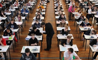 Escolas cristãs, no total, educam cerca de 33 mil alunos, nos quais metade são cristãos e metade são muçulmanos.