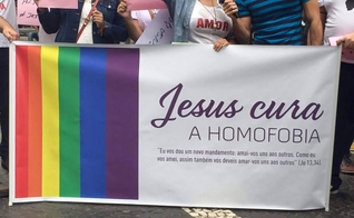 Cristãos exibem faixa 'Jesus cura a homofobia' na Parada Gay