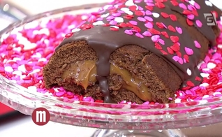 Rocambole de chocolate com cobertura para o Dia dos Namorados