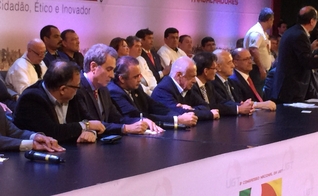 Diversas lideranças governamentais marcaram presença na mesa de abertura do 3ª Congresso Nacional da União Geral dos Trabalhadores (UGT).