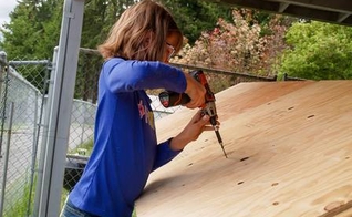 Hailey Fort, de apenas 9 anos, construiu, sozinha, pequenos abrigos para moradores de ruas.