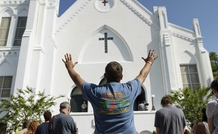 Culto na igreja Emanuel African Methodist Episcopal. (Foto: Brendan Smialowski/AFP)
