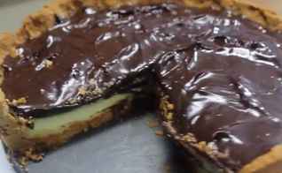 Torta de leite em pó com ganache de chocolate