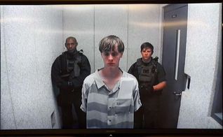 Dylann Roof aparece em corte de Charleston, nos EUA. (Foto: Grace Beahm/AP)