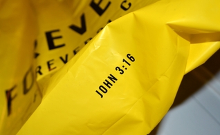 Na sacola amarela da Forever 21 é impresso o texto "John 3:16", em inglês, que significa João 3:16.