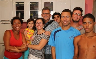 Antônio Carlos Costa em visita à família da favela