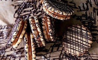 Bolachas recheadas de caramelo e chocolate