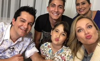 Eliana com a família de Régis Danese, durante visita. (Foto: Arquivo pessoal)