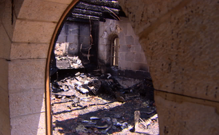 ) incêndio consumiu maior parte do interior da Igreja da Multiplicação. (Foto: CNN)