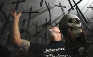 Enok, pastor da igreja Metanoia, exibe crânio e cruzes penduradas no teto. (Fábio Teixeira/ UOL)
