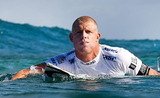 O australiano Mick Fanning foi atacado por dois tubarões em plena final de campeonato. 