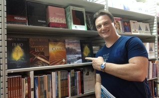 Daniel Mastral é autor de sucessos como “Filho do Fogo: o descortinar da Alta Magia” e “Guerreiros da luz”. (Foto: Reprodução/ Facebook)