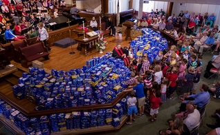 Primeira Igreja Metodista Unida de Alpharetta recolheu 5,6 toneladas de Oreo. (Foto: Nelson Wilkinson/ Patriotic Sunday)
