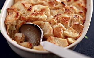 Pudim de pão com frutas
