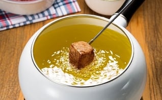 Fondue de filé-mignon com três molhos combina com frio