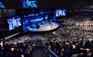 Pastor Bill Hybels durante palestra na Willow Creek Community Church em Illinois, nos EUA. (Foto: Divulgação)