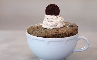 Bolo de Oreo fácil de caneca