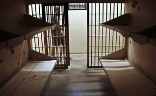 Jovem detento caminha para sua cela, nos Estados Unidos. (Foto: Reuters)