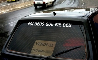 Adesivo no carro