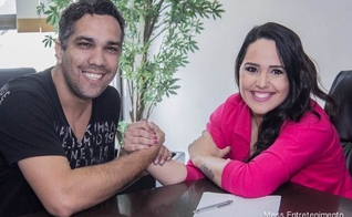 Cantora Perlla e o presidente da Mess Entretenimento, Judson Lenna (Foto: Divulgação)