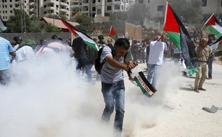 Uma manifestação iniciada por católicos contra a extensão do muro foi contida pelas forças israelenses.