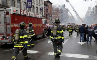 Bombeiros de Nova York combatem incêndio, na região da segunda avenida da metrópole norte-americana. (Foto: Reuters/Mike Segar)