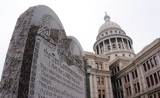 Monumento dos Dez Mandamentos e a sede do governo de Oklahoma, ao fundo. (Foto: Wikipedia)