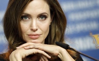 Jolie lembrou das meninas que conheceu nas zonas de guerra, e que haviam sido estupradas.