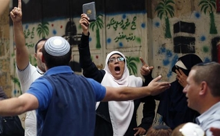 Muçulmanos confrontam judeus na Esplanada das Mesquitas, em Jerusalém. (AFP/ Ahmad Gharabli)﻿