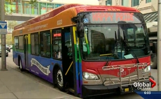 O ônibus temático, que levava as cores do arco-íris, promovia o "Orgulho Gay". (Foto: Calgary Global Video)