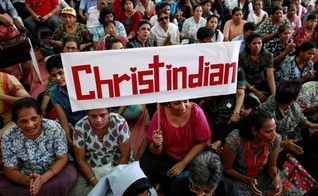 Manifestantes durante protesto organizado por centenas de cristãos contra ataques à igrejas. (Foto: Reuters/ Danish Siddiqui)