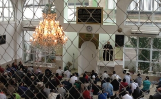 Momento de reunião na Mesquita do Pari, no centro da capital paulista. (Foto: BBC)