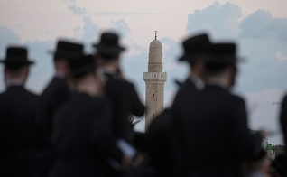 Em Jerusalém, o Yom Kippur foi marcado para começar às 18:01 de terça-feira.