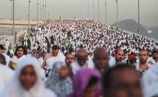 Milhares de peregrinos durante o último ritual do hajj, em Mina. (Foto: Ahmad Masood/Reuters)