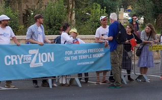 "Pela liberdade dos judeus no Monte do Templo" diz o cartaz segurado por cristãos da organização 'Cry for Zion'. (Foto: Cry For Zion)