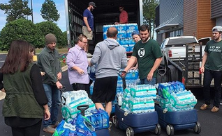 A NewSpring Church enviou caminhões com suprimentos como água, cobertores e alimentos não-perecíveis para os abrigos locais. (Foto: Reprodução/ Instagram)