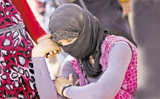 Jovem yazidi em um campo de refugiados depois de fugir de cerco do Estado Islâmico. (Foto: Getty Images)