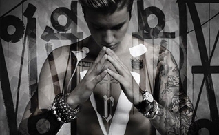 Os motivos da proibição são o fato de o cantor canadense estar sem camisa, exibindo a tatuagem de uma cruz em seu peito. (Foto: Divulgação)